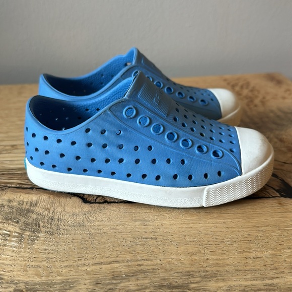 Kids size 6 blue Native shoes - Picture 4 of 5
